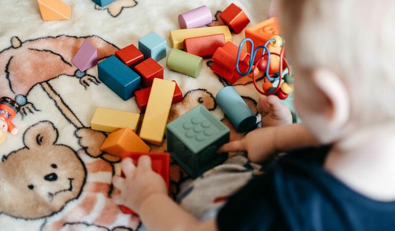 Toate jucăriile la locul lor. Cât de importantă este ordinea și disciplina în primii doi ani de viață?