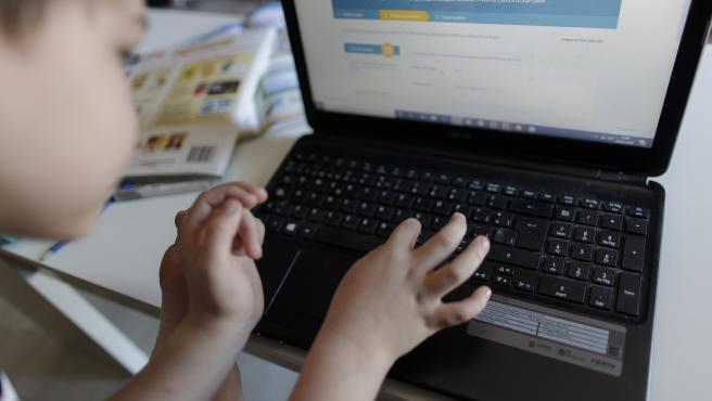 Un copil a găsit o strategie originală pentru a nu fi ”ascultat” la școala online