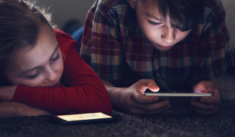Cu cât stau mai mult conectați pe telefoane sau calculatoare, cu atât copiii devin mai nefericiți