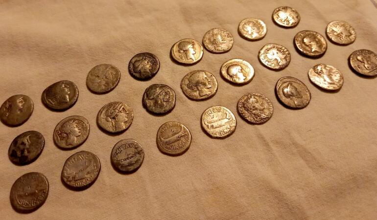 O nouă descoperire arheologică: 42 de monede romane