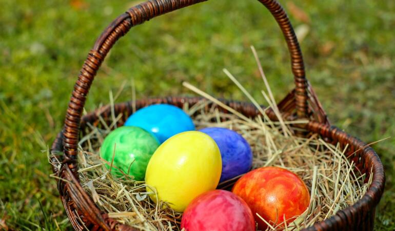 Ouăle de Paști: roșii, colorate, vânate, ciocnite