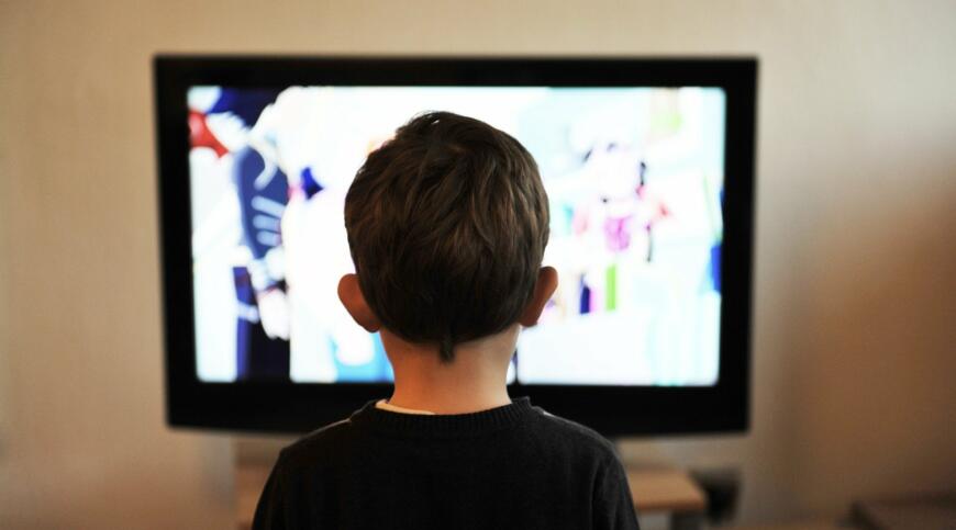 Uitatul la televizor în timpul mesei poate avea efecte negative asupra copiilor