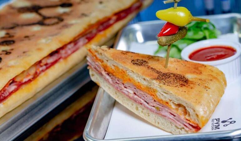 Unul din cele mai scumpe sandvișuri din lume se vinde la Disneyland. Uite cât costă