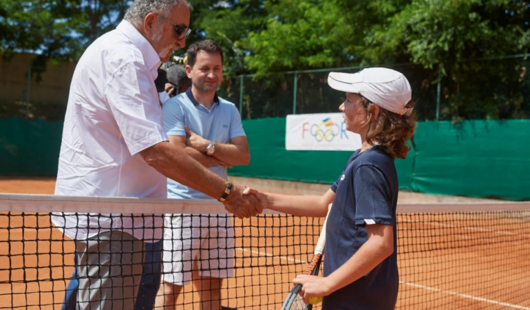 Marele tenismen Ion Țiriac îi învață tenis, gratis, pe copii