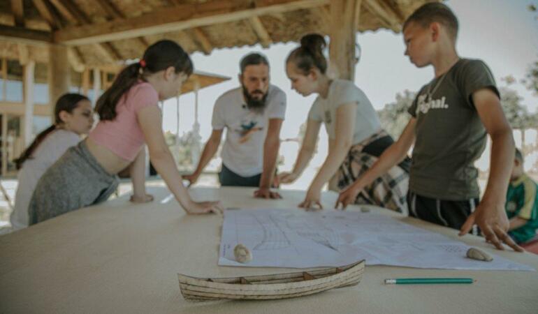 Copiii din Țigănești și Piscu învață să construiască o canotcă