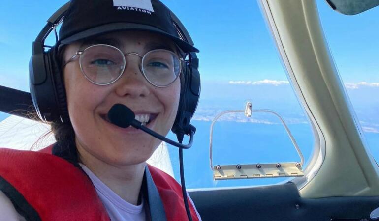 Adolescenta care pilotează de la 14 ani va zbura singură în jurul lumii
