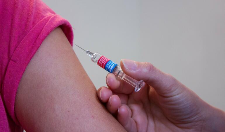 Agenția Europeană pentru Medicamente recomandă vaccinarea copiilor cu vârste între 5 și 11 ani