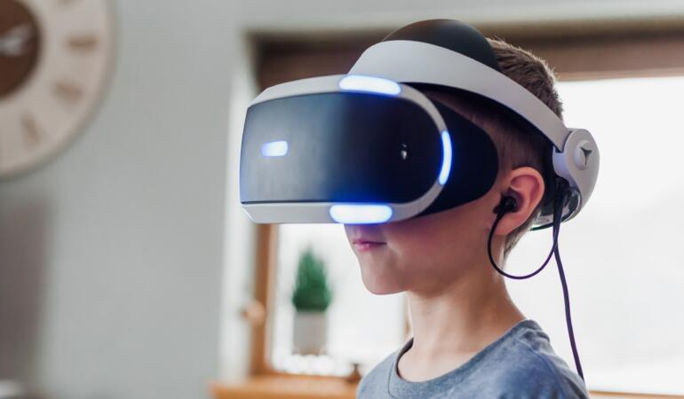Copiii cu probleme de vedere, ajutați de realitatea virtuală. Tratamentul a fost aprobat