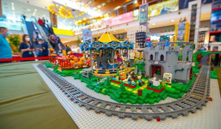 Una din cele mai mari construcții LEGO ajunge în România. Mergeți și voi să o vedeți