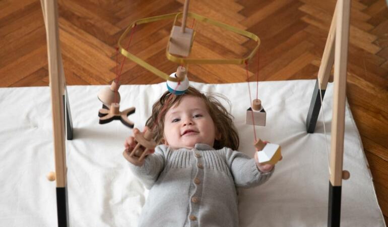 Doi români au creat cea mai prietenoasă jucărie pentru bebeluși. Descoperiți-o și voi