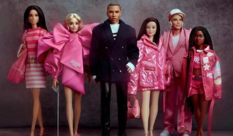 PRIN LUMEA MODEI. Barbie ține pasul cu tendințele, se îmbracă de la Balmain