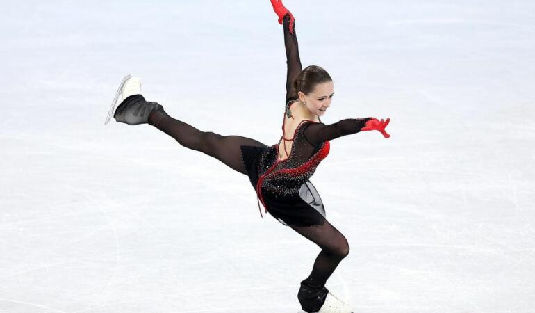 O elevă de 15 ani a șocat vedetele patinajului artistic mondial la Jocurile Olimpice. Povestea din spatele succesului tinerei