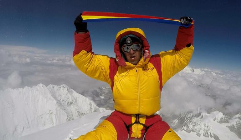 Alpiniștii români urcă pe cel mai periculos munte din lume. Foarte puțini oameni au curajul acesta