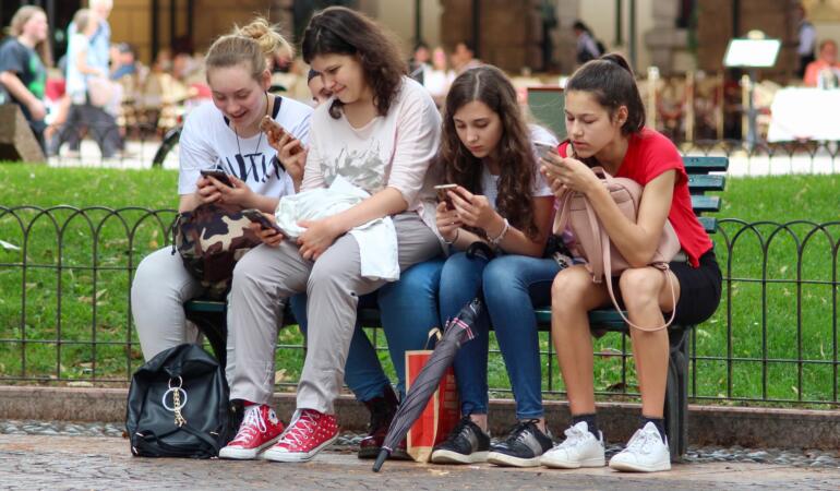 Ce telefon este potrivit pentru adolescenți