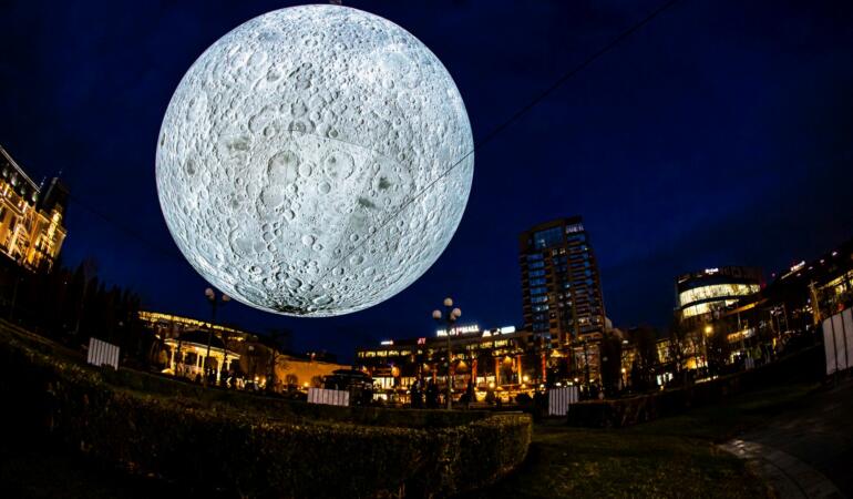 „Luna de pe cer” își face apariția la Iulius Town Timișoara