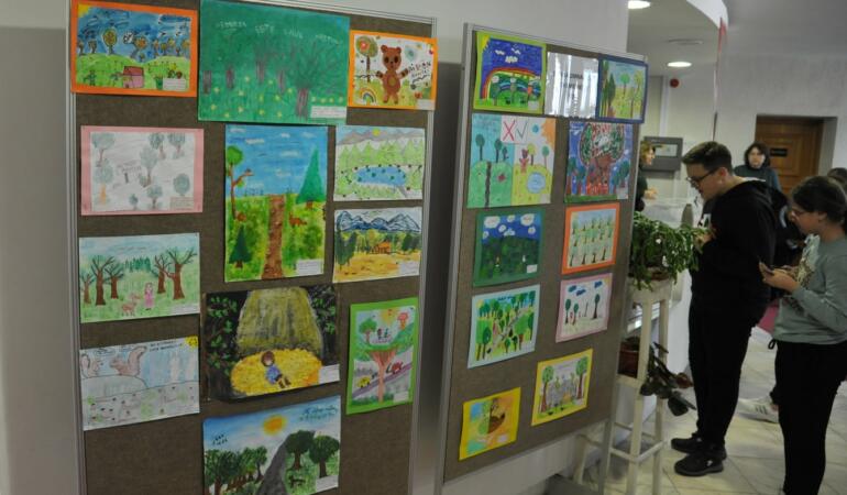 Expoziție cu lucrări realizate de elevi. Copiii celebrează pădurile