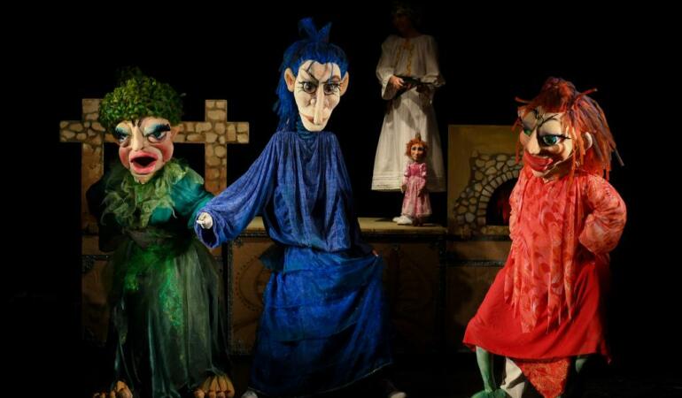 Actorii Trupei Marionete pun în scenă „Povestea porcului”