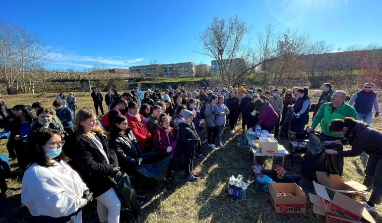 Elevii din Lugoj își îngrijesc insula – moment de cotitură la Cotu Mic