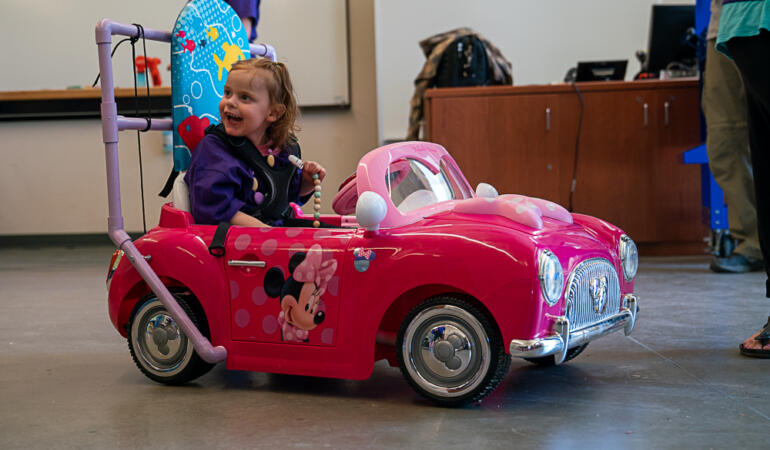 „Go Baby Go”, mașini personalizate pentru copiii cu nevoi speciale