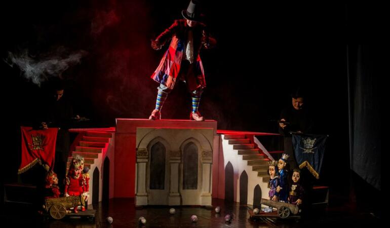 Gulliver urcă pe scena Trupei Marionete. Când are loc spectacolul