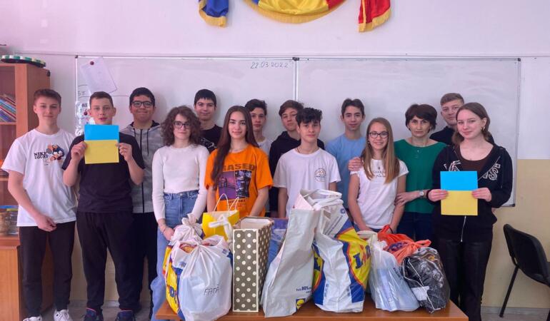 Lecție de bunătate și compasiune. Elevii liceului din Giroc au donat produse de igienă refugiaților ucrainieni
