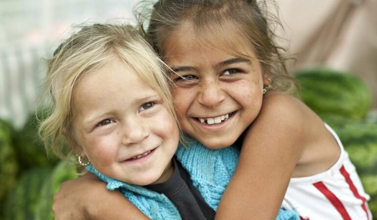 România de azi. Fetițele rome învață în clase separate de restul copiilor