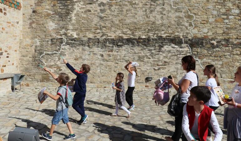 „Să desenăm patrimoniul”, un proiect dedicat copiilor ce vizitează Cetatea de Scaun a Sucevei