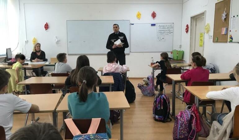 Lecții de prevenire în școli. Polițiștii locali explică ce este bullyingul și delincvența juvenilă