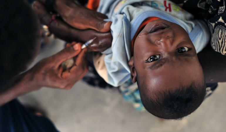 Peste un milion de copii din Africa au fost vaccinați cu primul vaccin anti-malarie. Câți copii mor anual de această boală