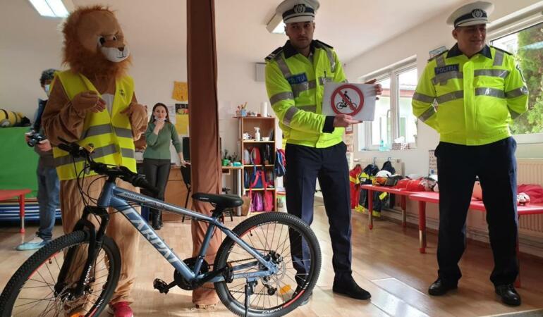 Copiii de grădiniță din Timiș au învățat regulile de circulație chiar de la polițiști