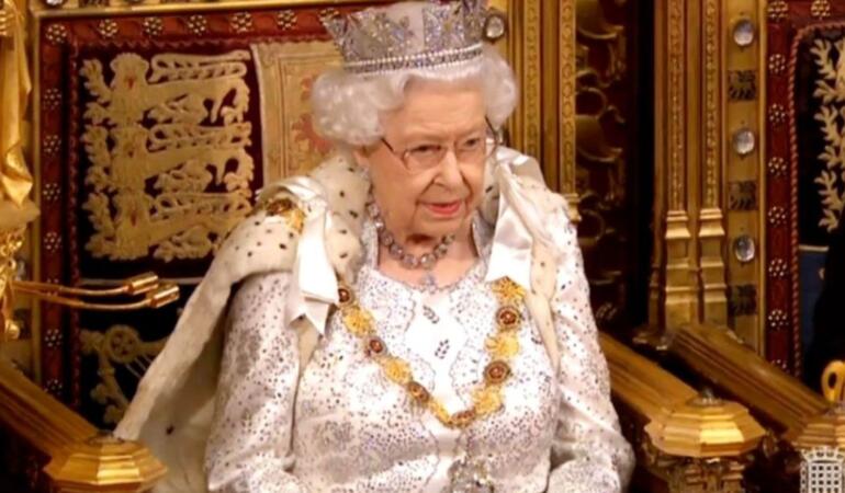 PRIN LUMEA MODEI. Prima rochie de Regină a Elisabetei II a Marii Britanii a fost cusută, de mână, de 12 croitorese