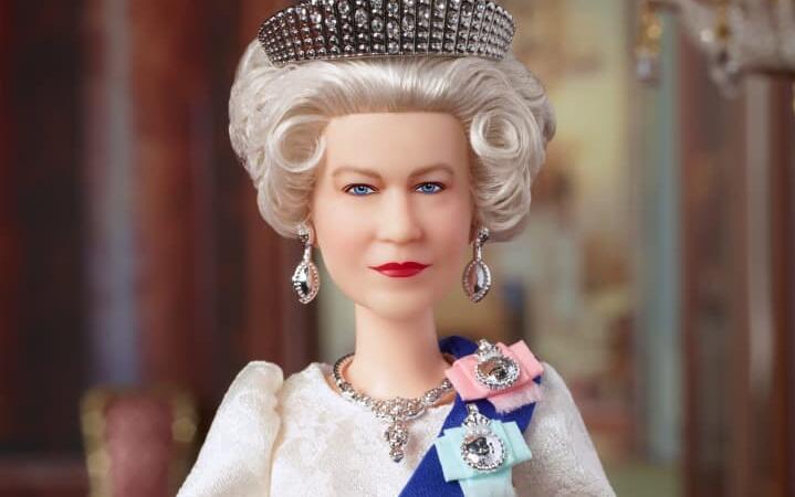 Regina Elisabeta a Marii Britanii a primit propria păpușă Barbie