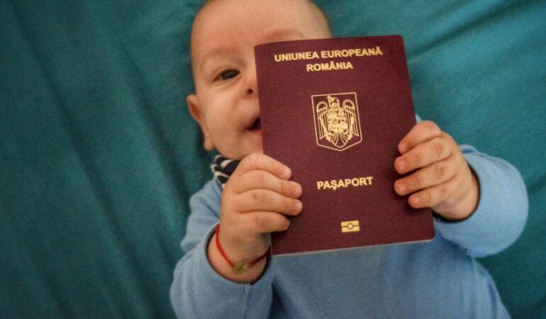 Ziua copilului. Serviciul Pașapoarte Timiș îi ajută pe părinți să le facă pașapoarte micuților
