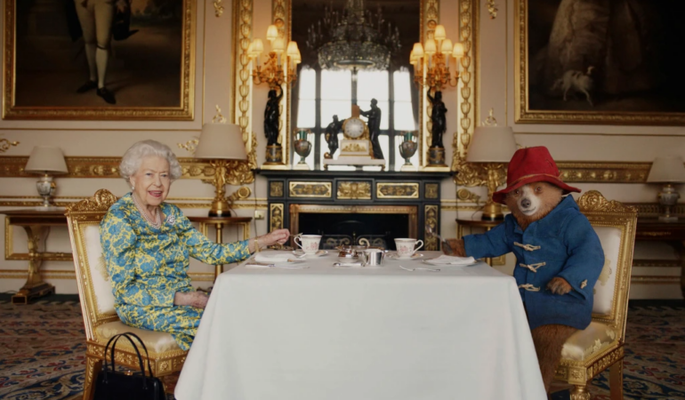 Regina Elisabeta și ursulețul Paddington au sărbătorit împreună în acest weekend