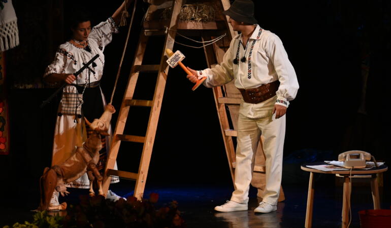 „Prostia omenească”, pe scena Trupei Marionete din Arad. O poveste cu tâlc și mult umor