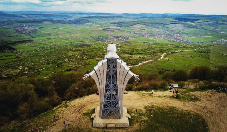 Locuri de poveste din România. Statuia Inima lui Iisus