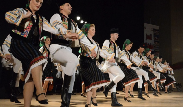 O meserie care necesită pasiune și multă iubire pentru tradițiile românești. Ce face un coregraf al unui ansamblu folcloric
