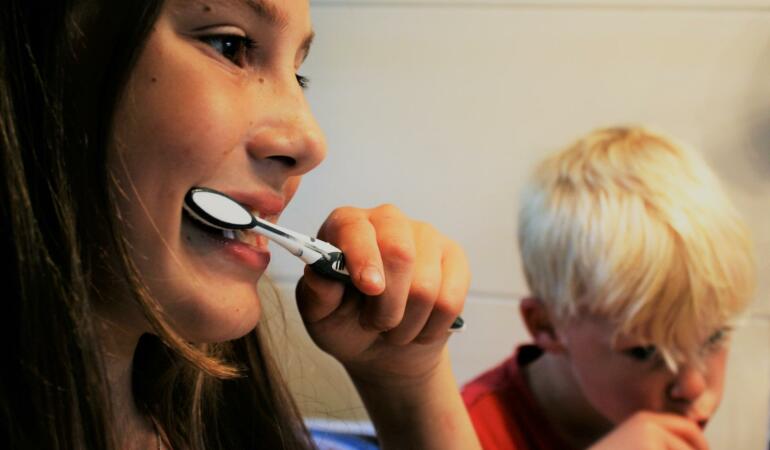 prima pastă de dinți pentru copii și adulți