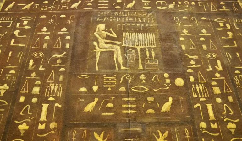 COMORILE MUZEELOR. Hieroglifele și cum au fost ele descifrate