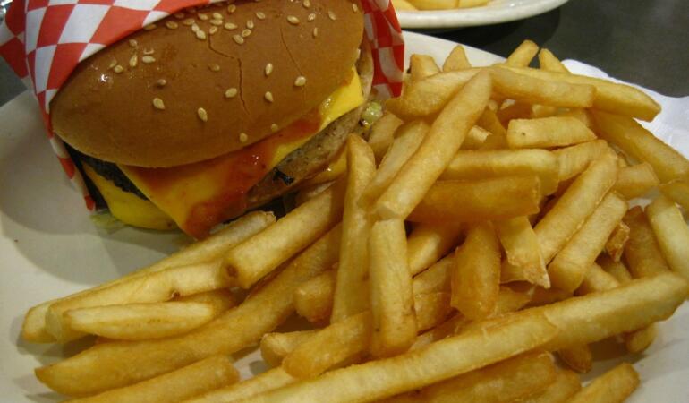 Diferența dintre junk food și fast food. Cum putem mânca sănătos și rapid