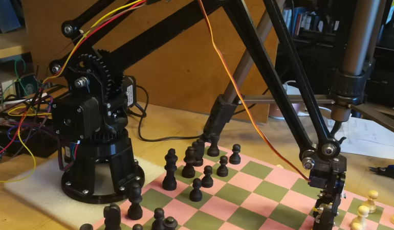 Un copil de 7 ani atacat de un robot în timp ce jucau șah. Mașinăria s-a simțit amenințată
