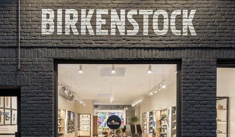 PRIN LUMEA MODEI. Birkenstock, cele mai comode încălțări, un brand vechi de secole