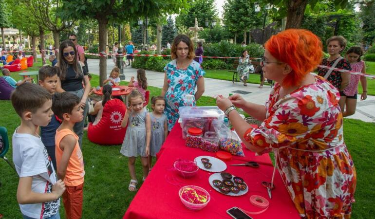 Distracție maxima pentru copii la Timișoara. Discotecă, ateliere de modelaj în lut și teatru de păpuși