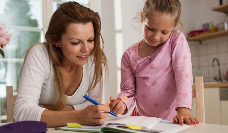 Ajutorul oferit de părinți la teme nu e atât de benefic. Ce spun cercetătorii