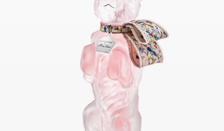 PRIN LUMEA MODEI. Casa Dior relansează parfumul Bobby- sticluța întruchipează câinele creatorului 