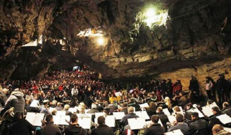 Concert simfonic într-o peşteră plină de lilieci, e fenomenal. Aveţi curaj să mergeţi?