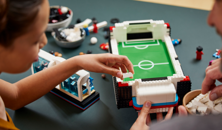 LEGO lansează o masă de fotbal complet funcțională. A fost concepută de un puști de 16 ani