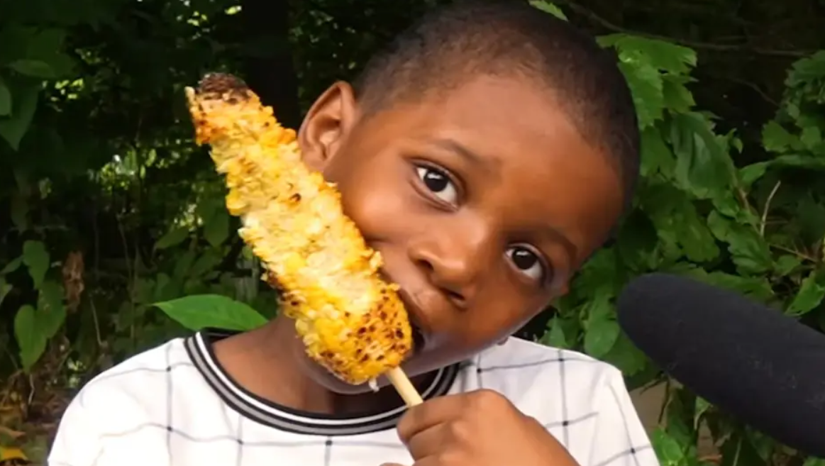 Copil de șapte ani, faimos pe internet pentru că îi place porumbul
