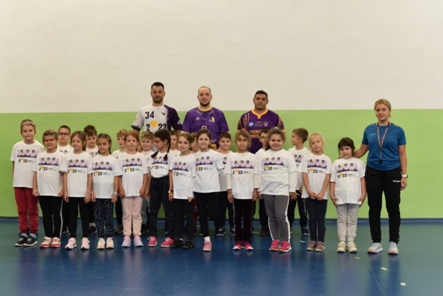 Copiii cool fac sport. Cum s-a desfăşurat „Ora de sport cu SCM Timișoara” la Colegiul Bănăţean