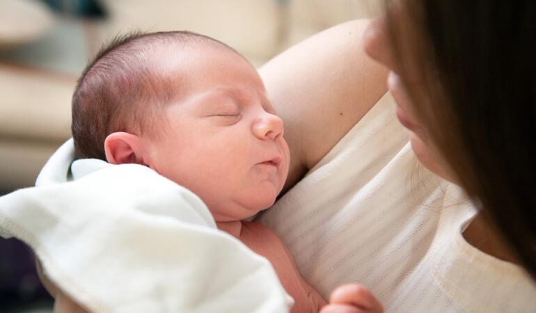 Bebeluşii prematuri supravieţuiesc şi cresc mai bine dacă sunt ţinuţi la piept de mamele lor